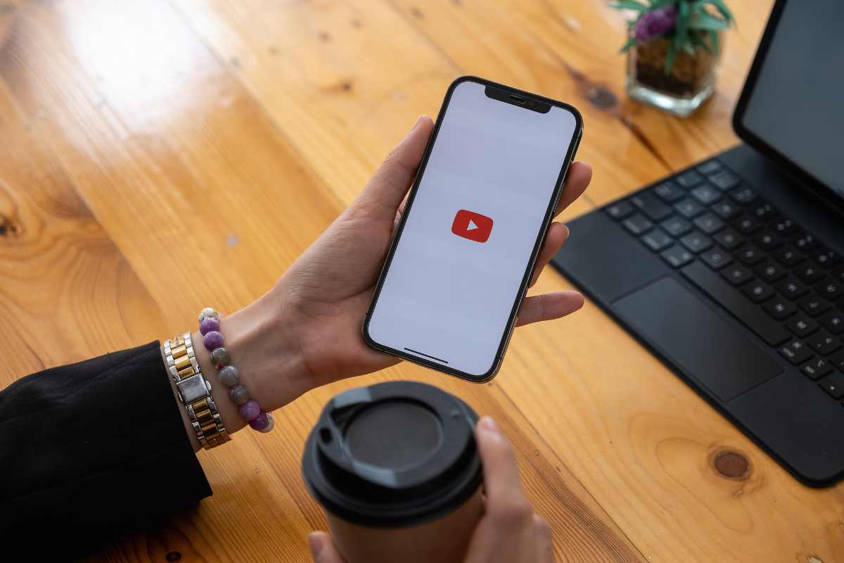 Niente più video di YouTube con schermo spento per questi modelli di smartphone