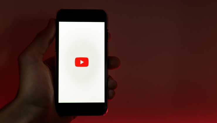 Come fare per guardare video su YouTube con lo schermo del telefono spento